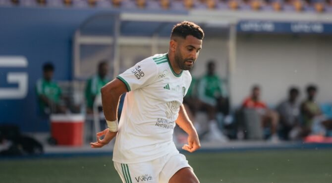Contrat rompu unilatéralement : Al-Ahli SC se sépare de Riyad Mahrez 20 Al-Ahli SC a mis fin au contrat de Riyad Mahrez